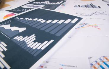 Un tas de feuilles présentant différents graphiques.
